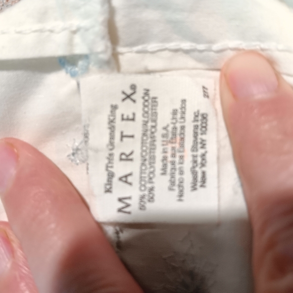 Thick Qn set  bottom/top sheet- dif sets  match great, 2 cases plus 1 extra king - Picture 6 of 6